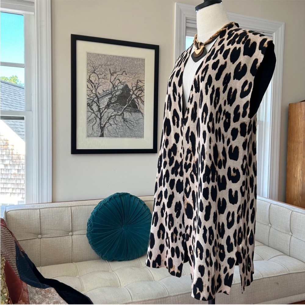 Carmen Marc Valvo Open Front Leopard Sweater Vest. - Picture 5 of 5